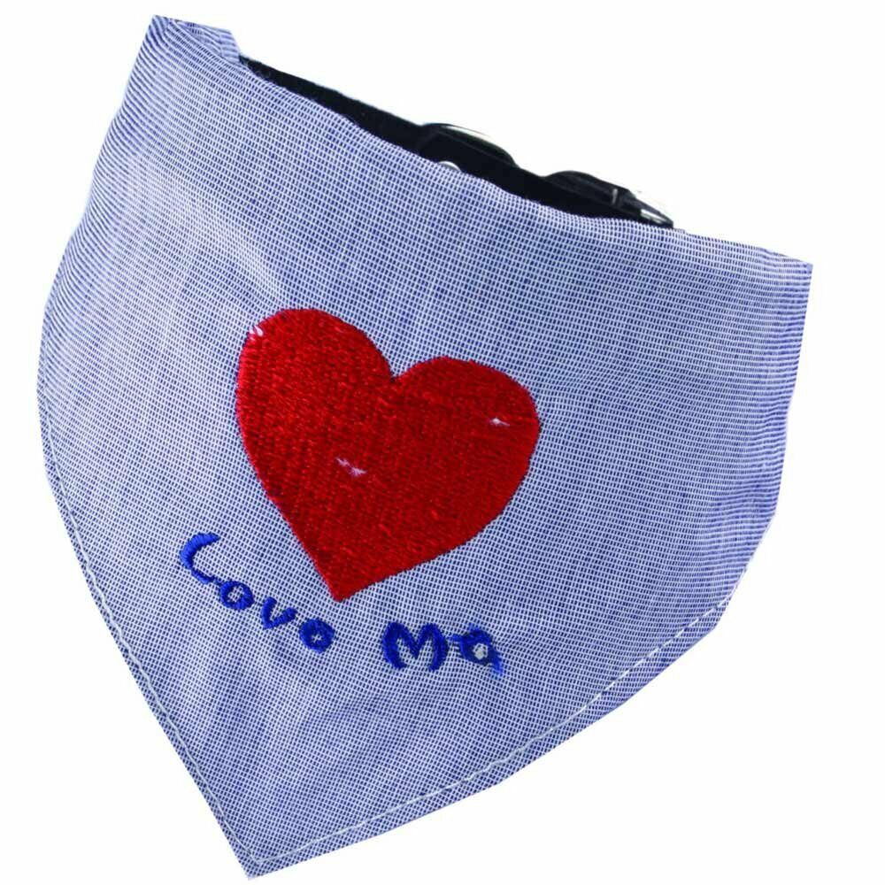 Bandana o pañuelo para perros triangular con corazón bordado e inscripción Love Me de DoggyDolly, azul