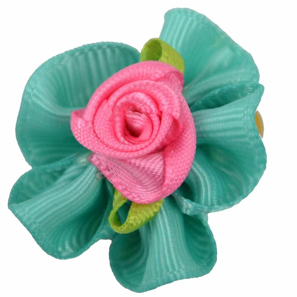 Lazo para el pelo de perros con goma elástica de GogiPet,  en color verde azulado con una rosa en el centro - Modelo Rose