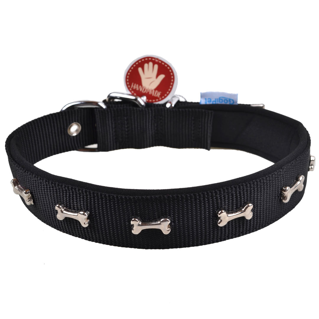 Collar para perros acolchado Confort de GogiPet®, negro con huesos de metal, en alta calidad y hecho a mano