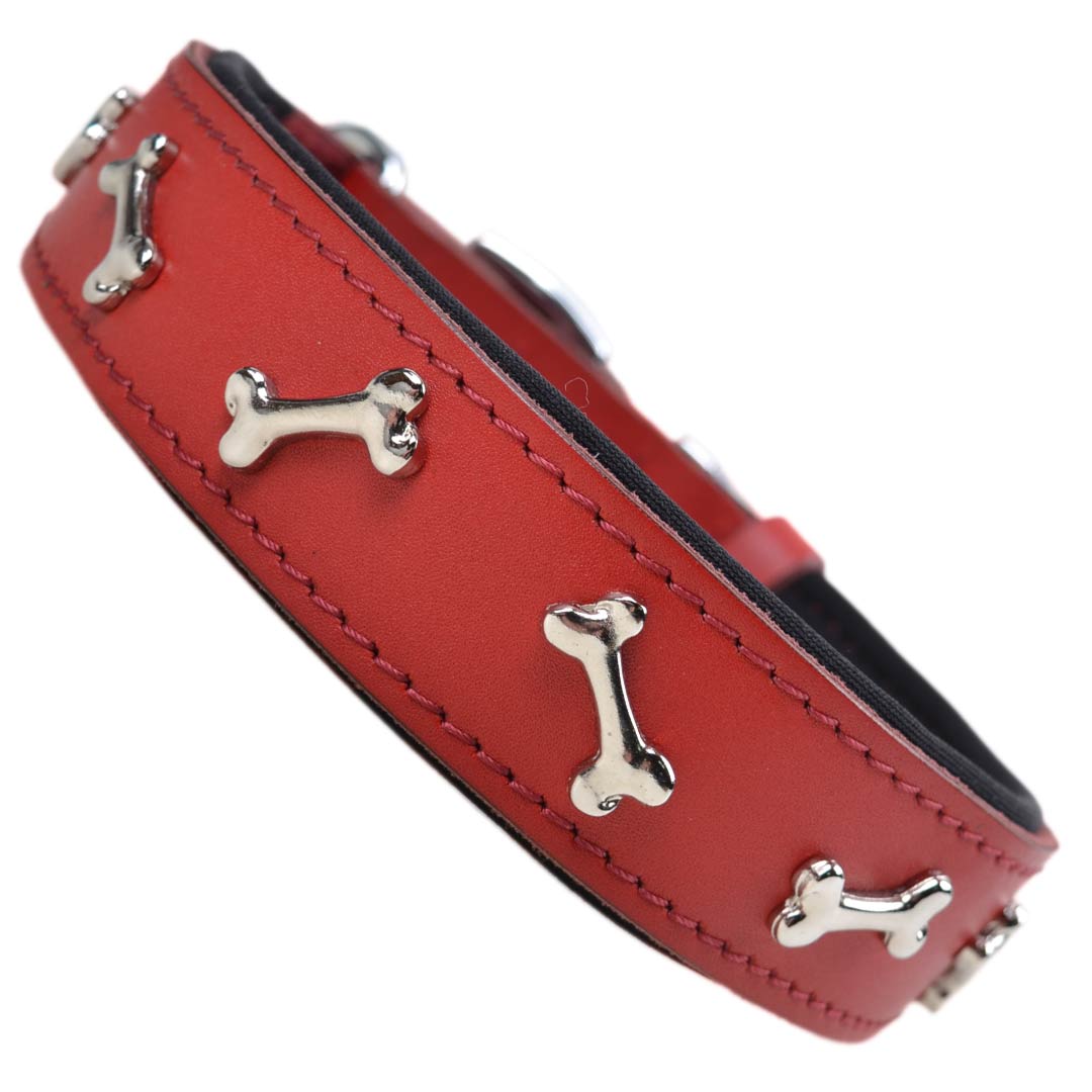 Bonito collar para perros de cuero rojo con acolchado suave y huesos de metal como decoración