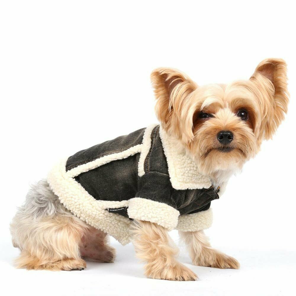 Suave y cálido abrigo para perros con piel sintética de borrego y tela vaquera.