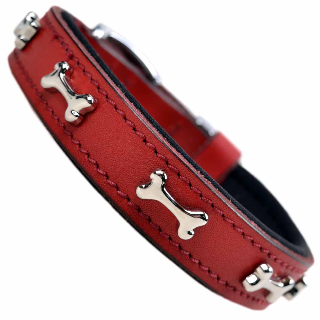 Bonitos huesos de metal decoran este collar para perros de cuero genuino rojo, hecho a mano