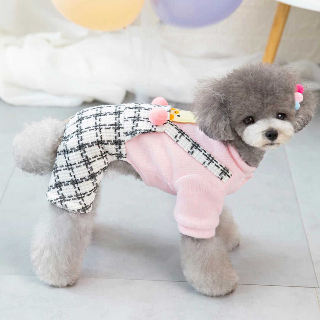 Cálido abrigo para perros pequeños con pantalón de peto blanco a rayas negras y suéter de punto rosa, ropa de una pieza