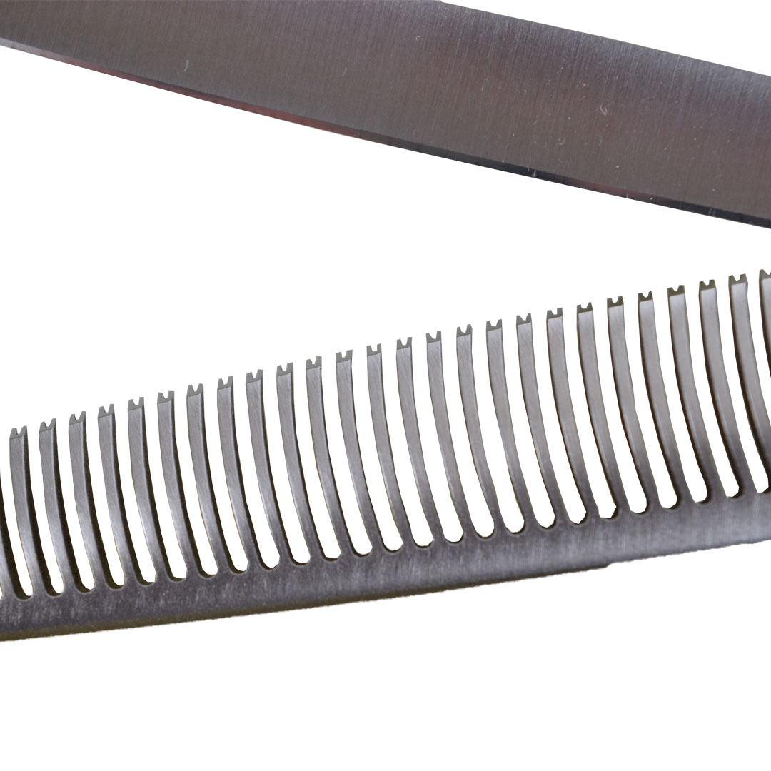 Tijeras de entresacar de alta calidad hechas en acero japonés 440C - Con 1 hoja dentada de 50 dientes finos en forma de V, especiales para un agarre óptimo del pelo al cortar