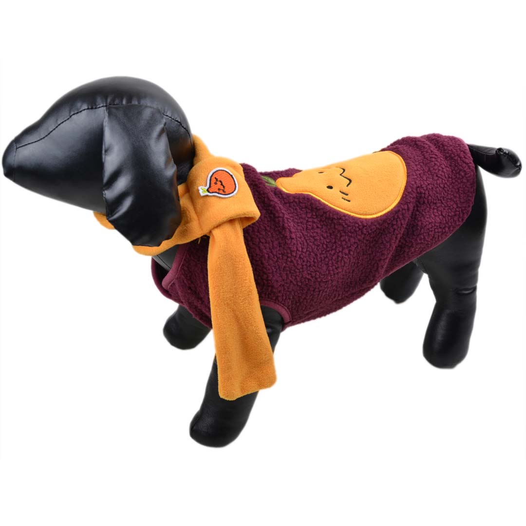 Cálido abrigo para perros en color burdeos con bufanda amarilla y pera en la espalda