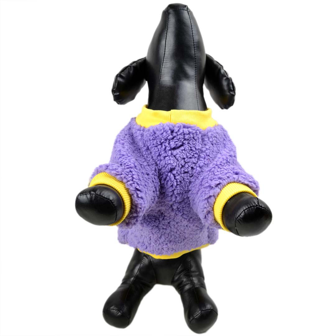 Suéter lila para perros con puños amarillos
